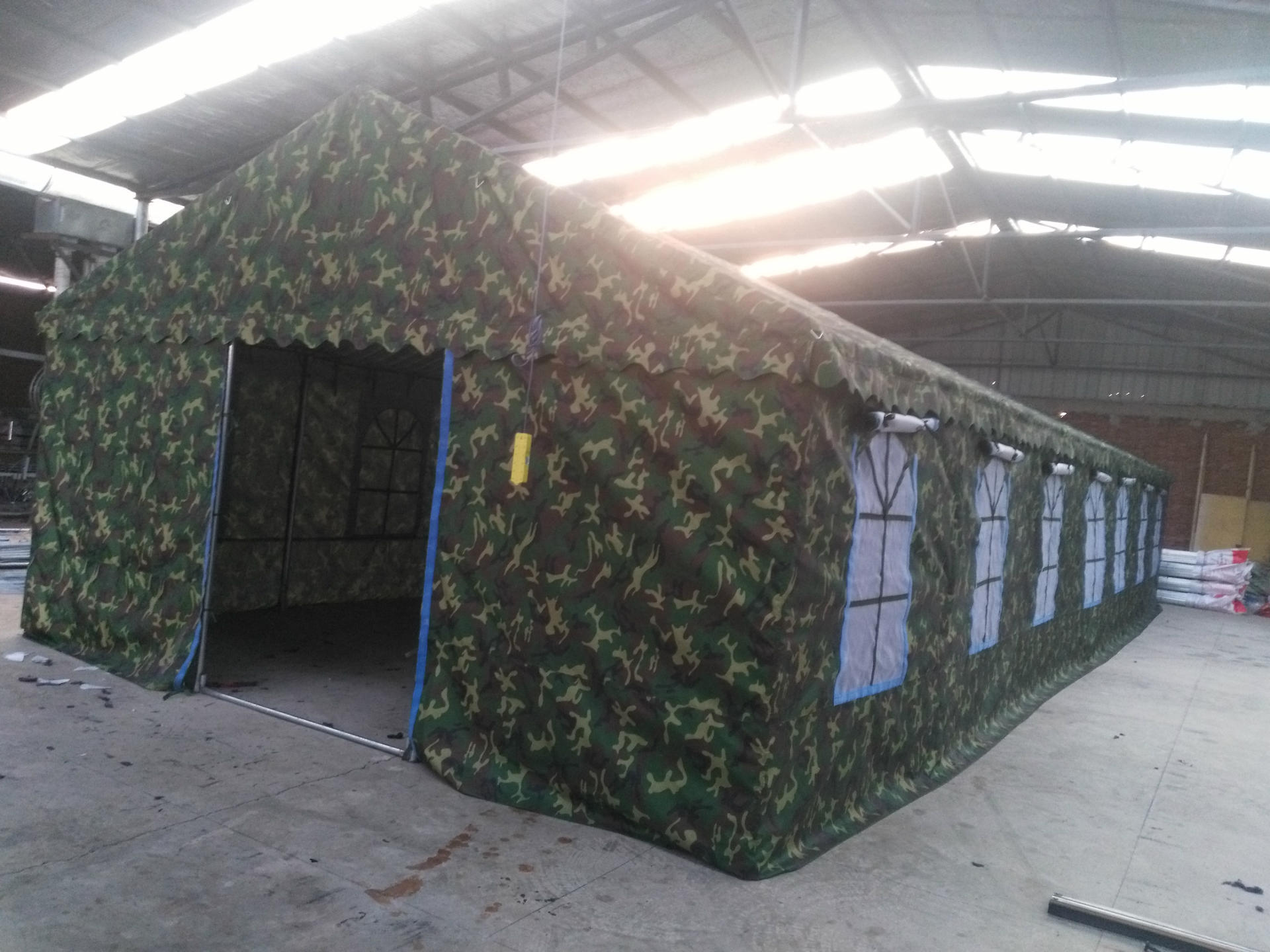 多功能帳篷的多樣化應(yīng)用 從流動(dòng)包桌酒席到軍用迷彩帳篷